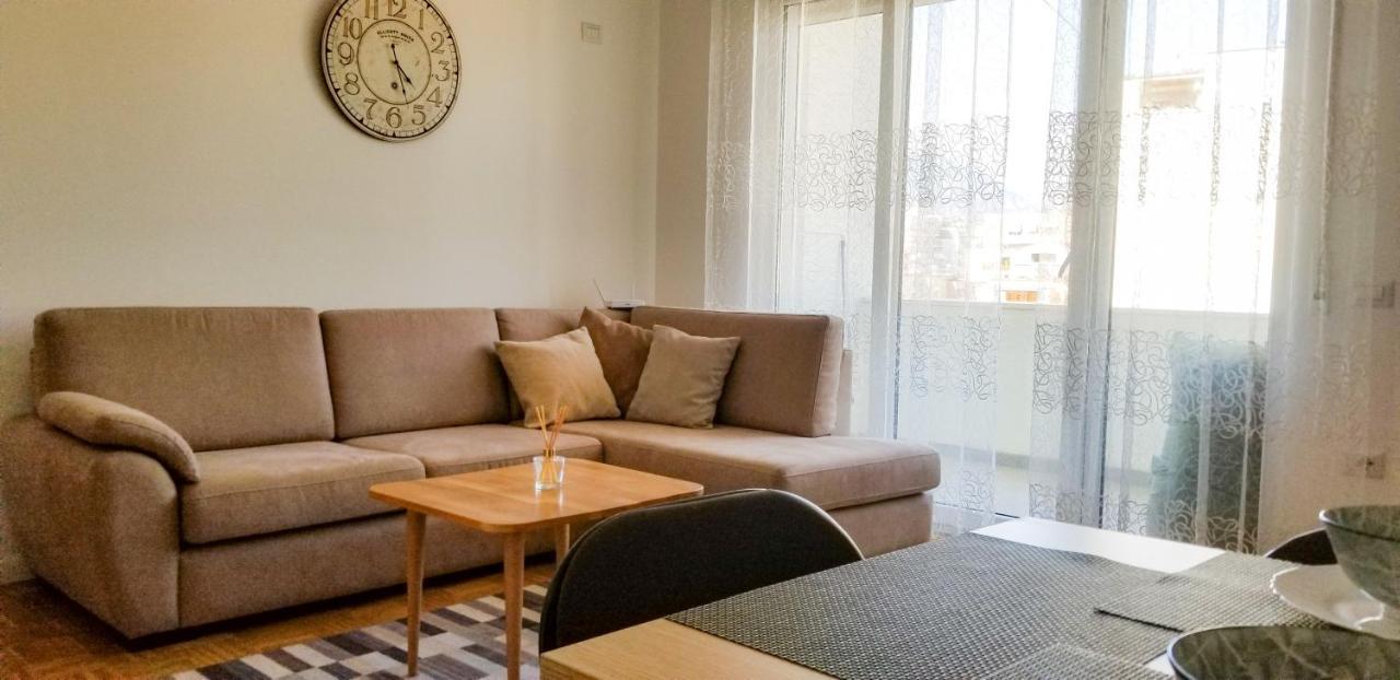 City Center Cute And Comfy Apartment - Ajia Apartments 티라나 외부 사진