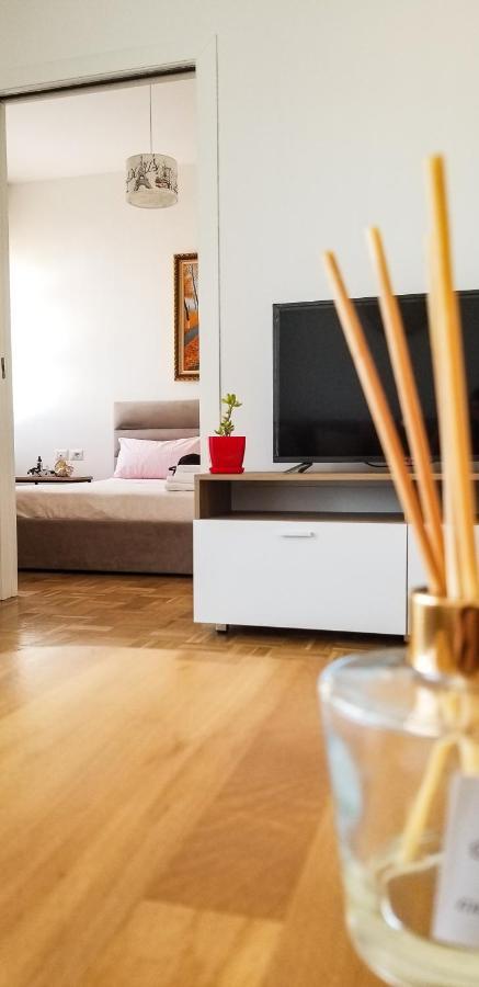 City Center Cute And Comfy Apartment - Ajia Apartments 티라나 외부 사진