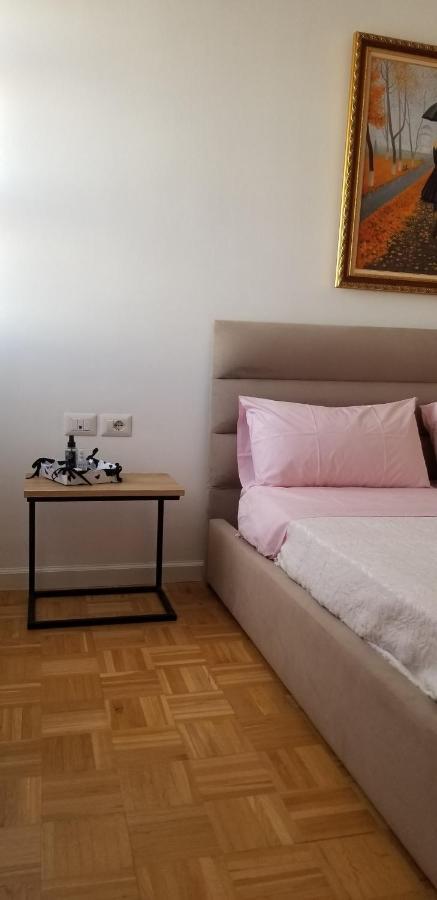 City Center Cute And Comfy Apartment - Ajia Apartments 티라나 외부 사진