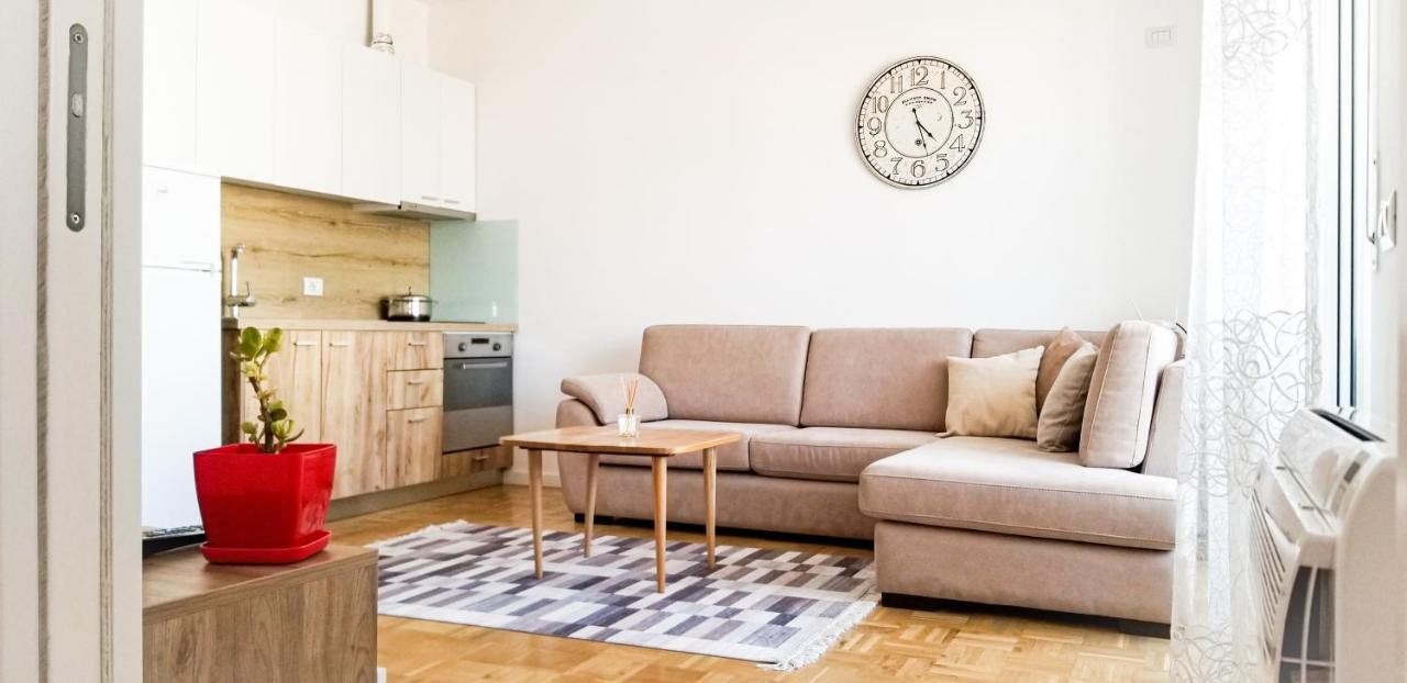 City Center Cute And Comfy Apartment - Ajia Apartments 티라나 외부 사진