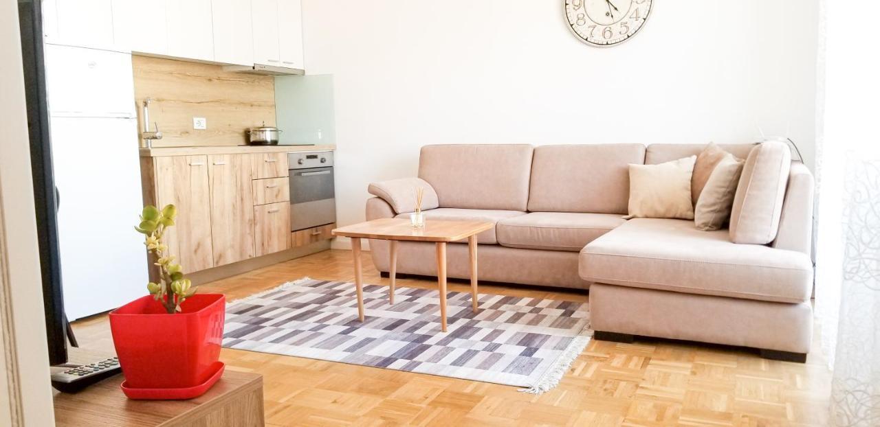 City Center Cute And Comfy Apartment - Ajia Apartments 티라나 외부 사진
